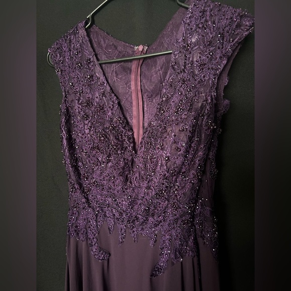 Mac Duggal 20264 NWOT Purple Applique Cap Sleeve Bodice Flowy Gown - Picture 7 of 8